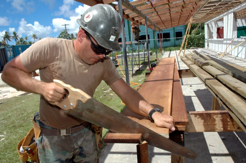 charpentier-LA COLLE SUR LOUP-min_worker_construction_building_carpenter_male_job_build_helmet-893290